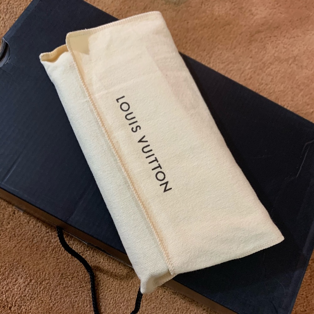 Mens long LV wallet.